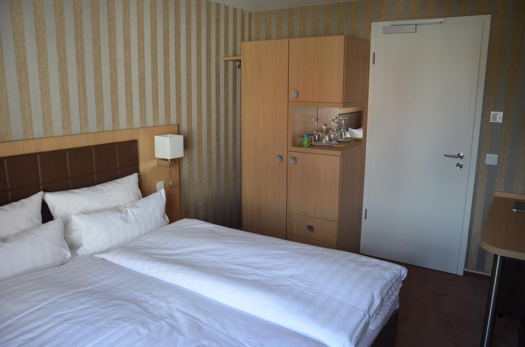 Hotel Ortel Gmbh Besigheim Buitenkant foto