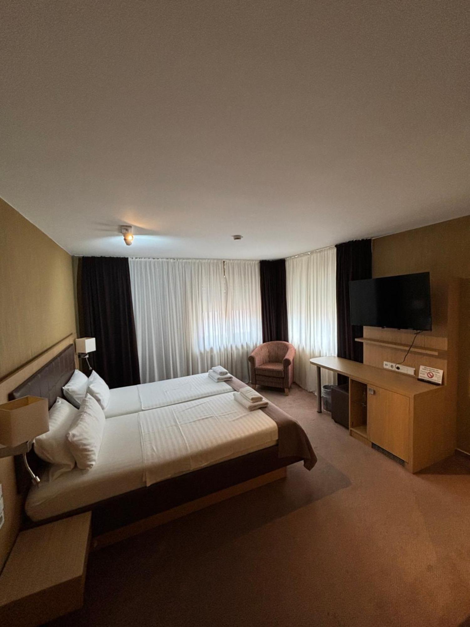 Hotel Ortel Gmbh Besigheim Buitenkant foto