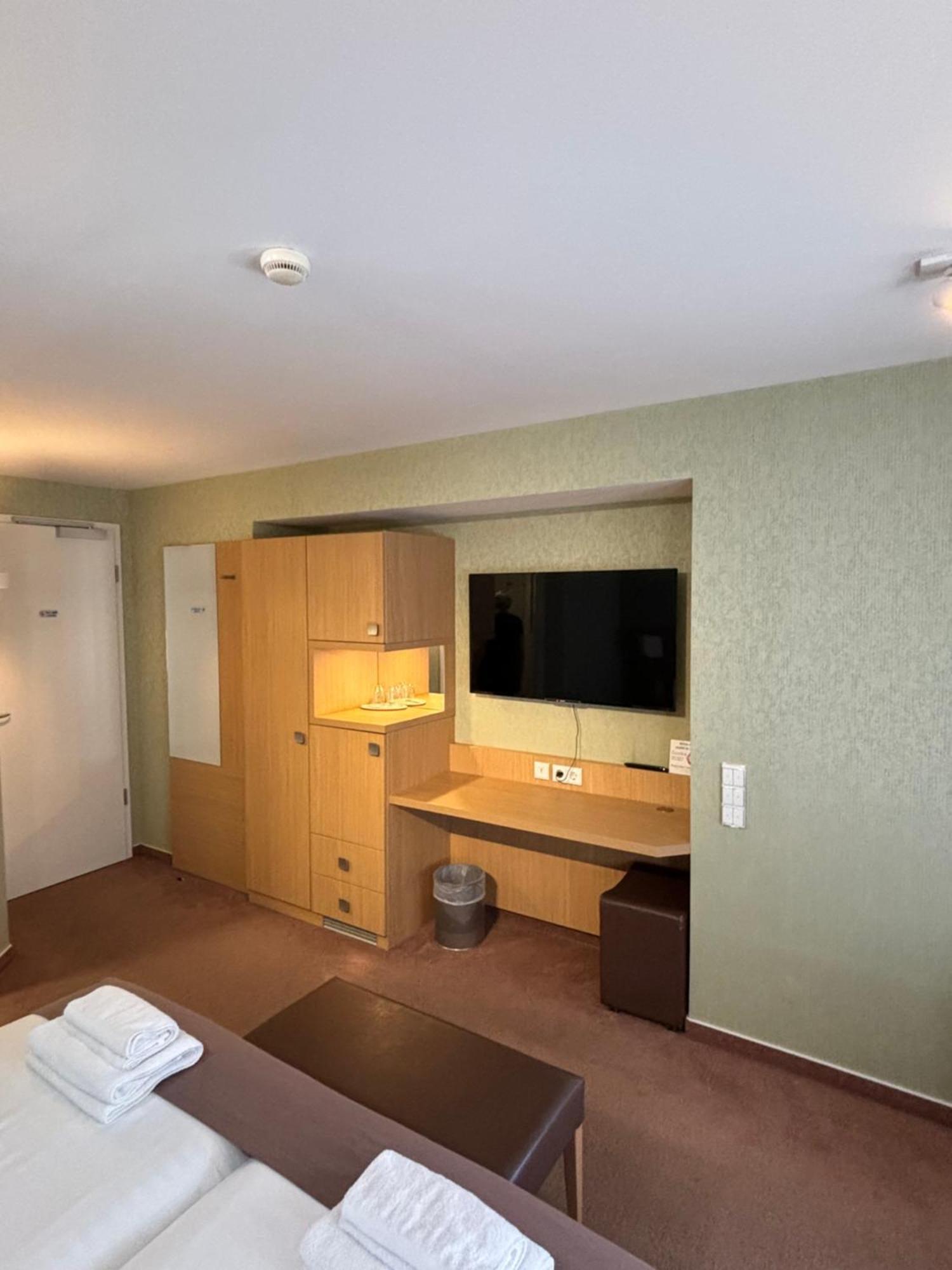 Hotel Ortel Gmbh Besigheim Buitenkant foto